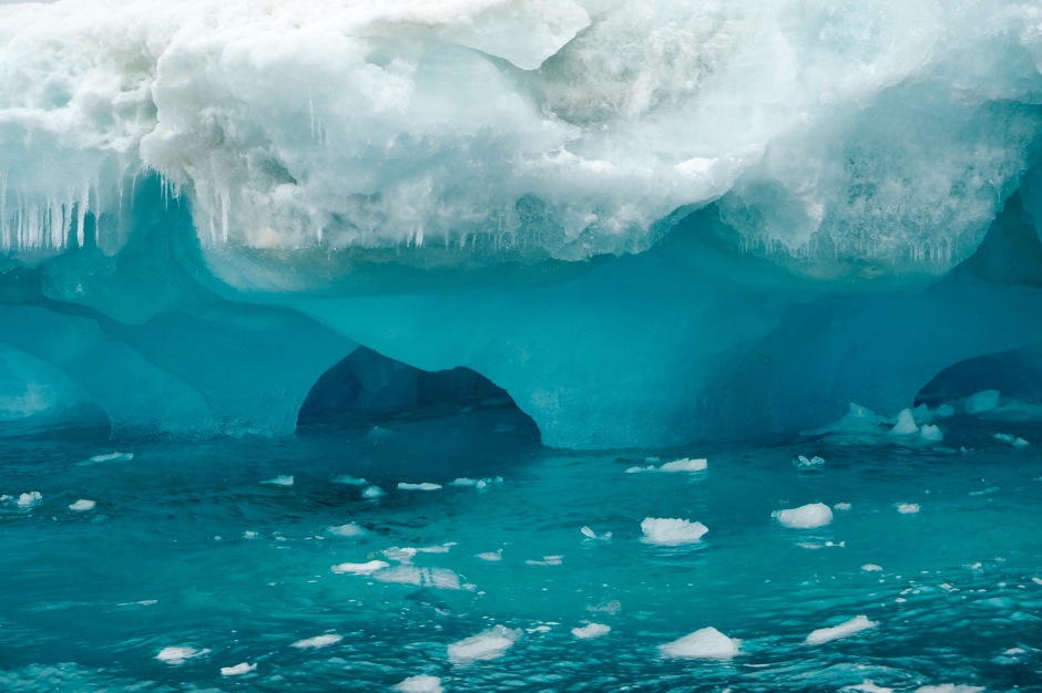 isfjell med blåis